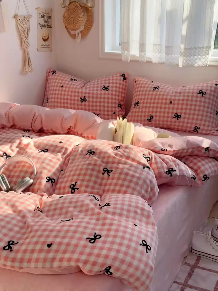 91家纺网 家纺一手货源 找家纺 小叮当家纺仓储工厂店 买家秀 爆款花型2025新款秋冬保暖高克重牛奶绒小清新印花四件套系列-风格一 粉格少女