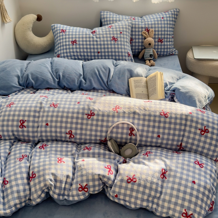 小叮当家纺仓储工厂店 买家秀 爆款花型2025新款秋冬保暖高克重牛奶绒小清新印花四件套系列-风格一 蓝格少女