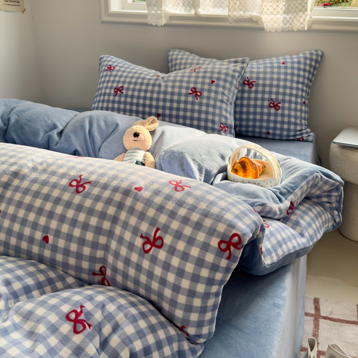 91家纺网 家纺一手货源 找家纺 小叮当家纺仓储工厂店 买家秀 爆款花型2025新款秋冬保暖高克重牛奶绒小清新印花四件套系列-风格一 蓝格少女