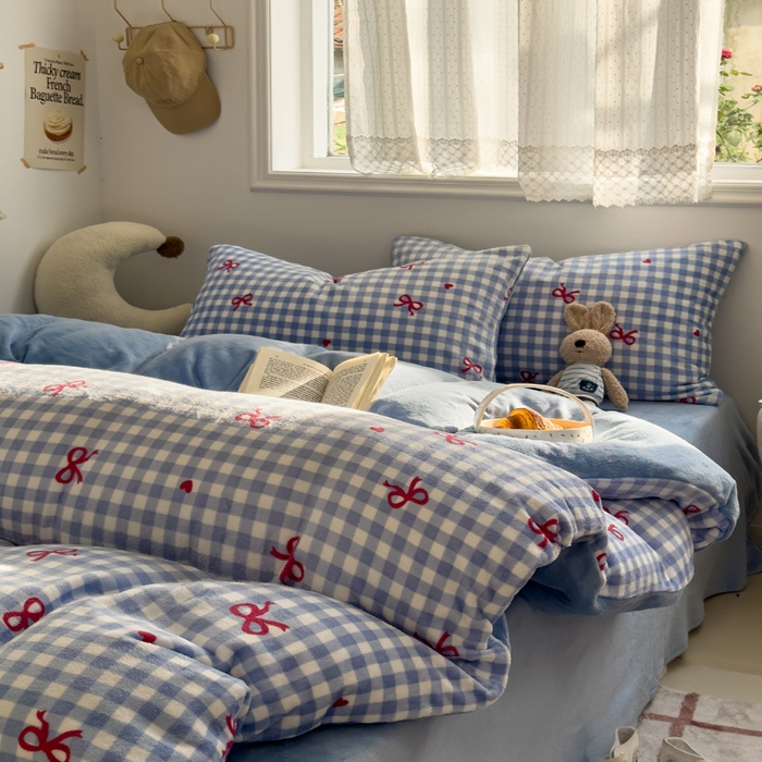 91家纺网 家纺一手货源 找家纺 小叮当家纺仓储工厂店 买家秀 爆款花型2025新款秋冬保暖高克重牛奶绒小清新印花四件套系列-风格一 蓝格少女