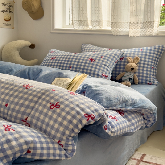 91家纺网 家纺一手货源 找家纺 小叮当家纺仓储工厂店 买家秀 爆款花型2025新款秋冬保暖高克重牛奶绒小清新印花四件套系列-风格一 蓝格少女