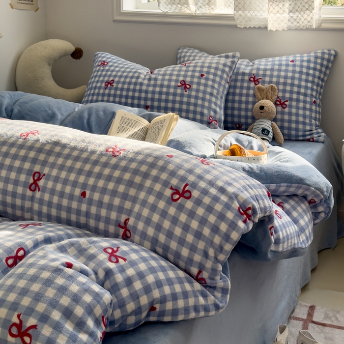 91家纺网 家纺一手货源 找家纺 小叮当家纺仓储工厂店 买家秀 爆款花型2025新款秋冬保暖高克重牛奶绒小清新印花四件套系列-风格一 蓝格少女