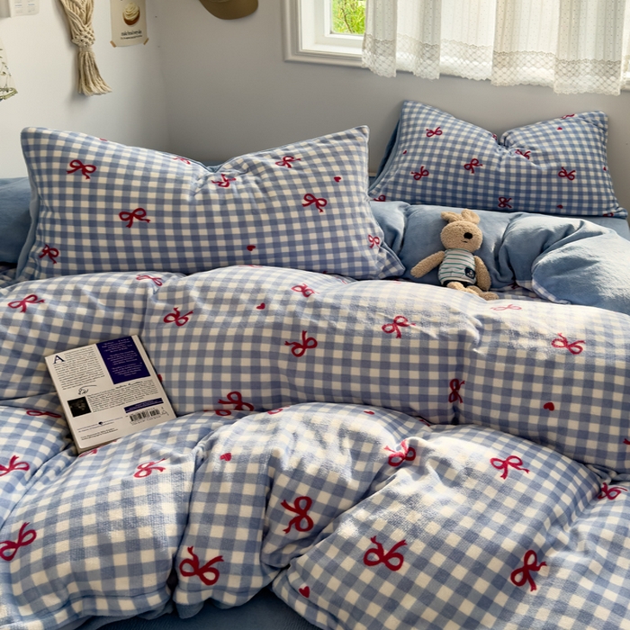 91家纺网 家纺一手货源 找家纺 小叮当家纺仓储工厂店 买家秀 爆款花型2025新款秋冬保暖高克重牛奶绒小清新印花四件套系列-风格一 蓝格少女