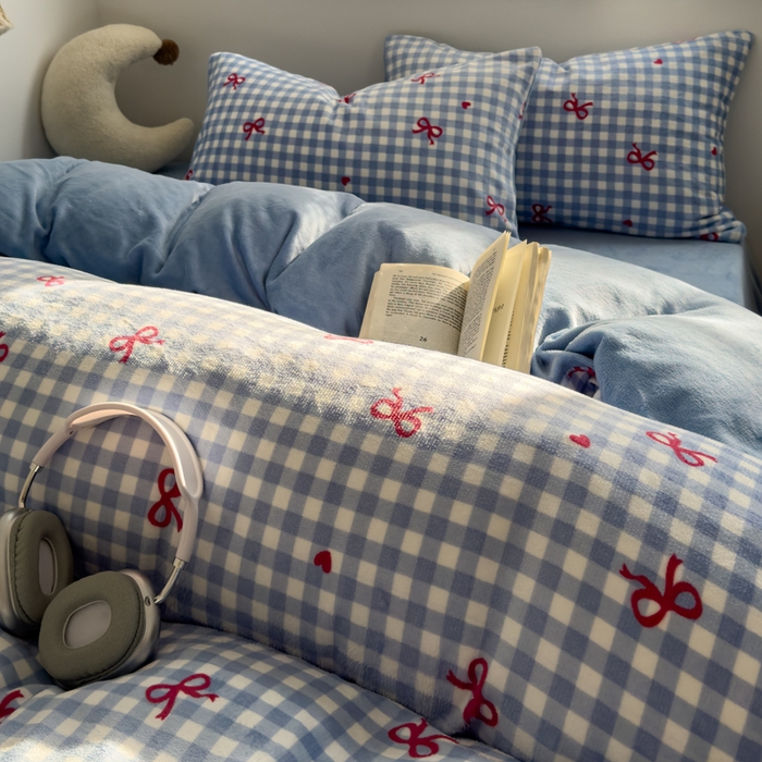 91家纺网 家纺一手货源 找家纺 小叮当家纺仓储工厂店 买家秀 爆款花型2025新款秋冬保暖高克重牛奶绒小清新印花四件套系列-风格一 蓝格少女