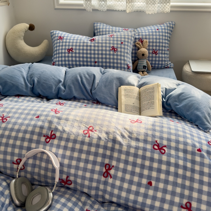 91家纺网 家纺一手货源 找家纺 小叮当家纺仓储工厂店 买家秀 爆款花型2025新款秋冬保暖高克重牛奶绒小清新印花四件套系列-风格一 蓝格少女