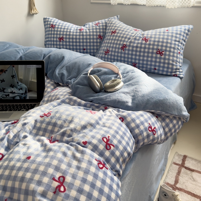 91家纺网 家纺一手货源 找家纺 小叮当家纺仓储工厂店 买家秀 爆款花型2025新款秋冬保暖高克重牛奶绒小清新印花四件套系列-风格一 蓝格少女