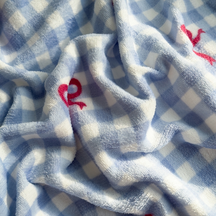 91家纺网 家纺一手货源 找家纺 小叮当家纺仓储工厂店 买家秀 爆款花型2025新款秋冬保暖高克重牛奶绒小清新印花四件套系列-风格一 蓝格少女