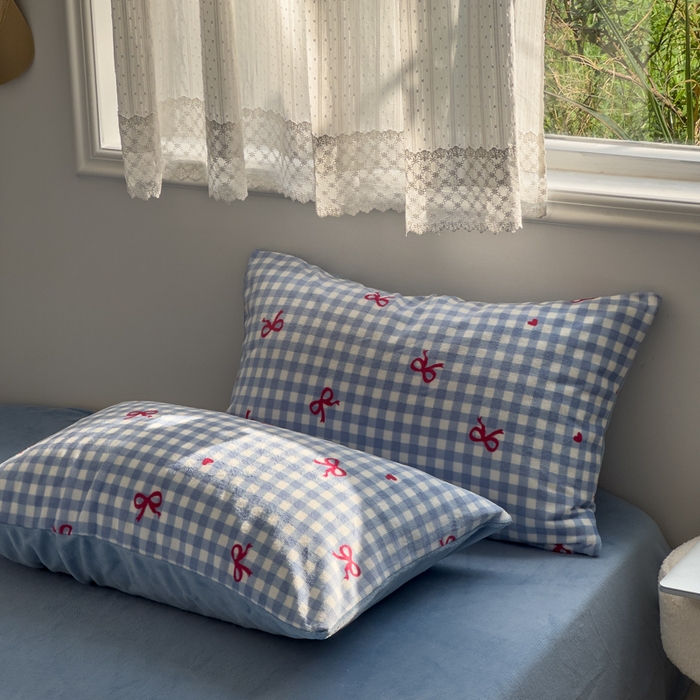 91家纺网 家纺一手货源 找家纺 小叮当家纺仓储工厂店 买家秀 爆款花型2025新款秋冬保暖高克重牛奶绒小清新印花四件套系列-风格一 蓝格少女