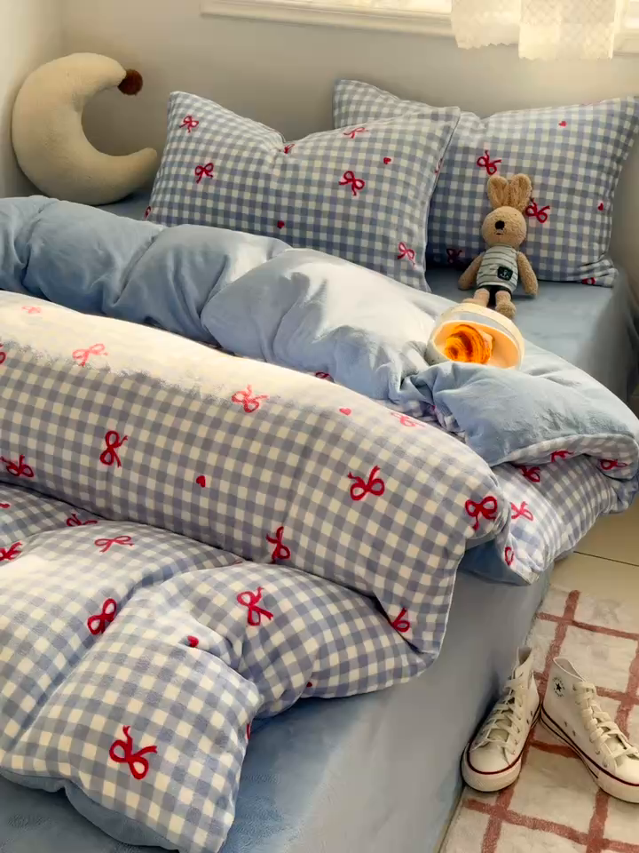 91家纺网 家纺一手货源 找家纺 小叮当家纺仓储工厂店 买家秀 爆款花型2025新款秋冬保暖高克重牛奶绒小清新印花四件套系列-风格一 蓝格少女