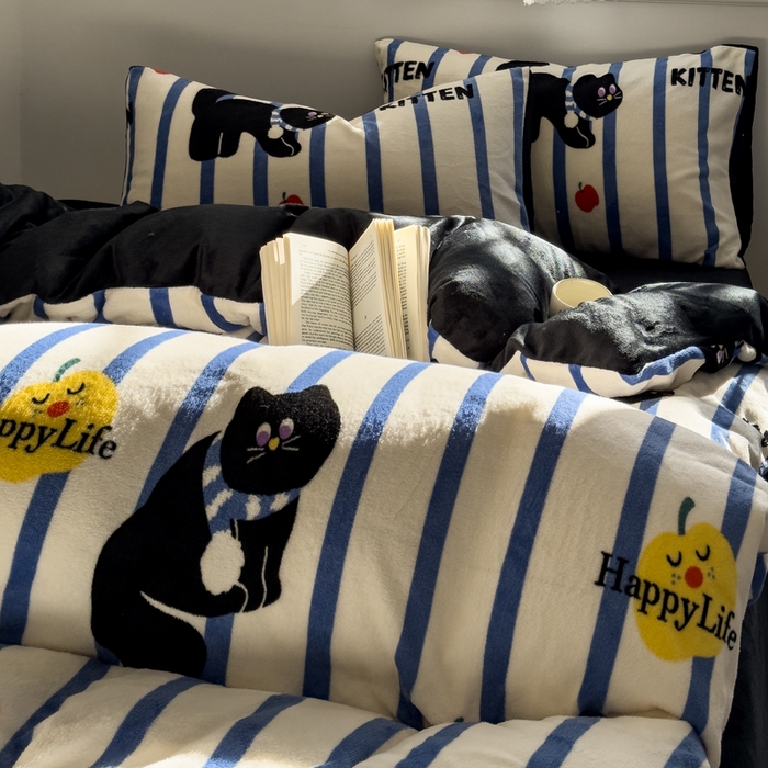 91家纺网 家纺一手货源 找家纺 小叮当家纺仓储工厂店 买家秀 爆款花型2025新款秋冬保暖高克重牛奶绒小清新印花四件套系列-风格一 蓝条猫