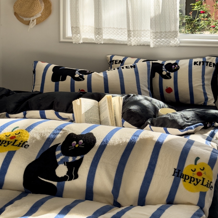 91家纺网 家纺一手货源 找家纺 小叮当家纺仓储工厂店 买家秀 爆款花型2025新款秋冬保暖高克重牛奶绒小清新印花四件套系列-风格一 蓝条猫