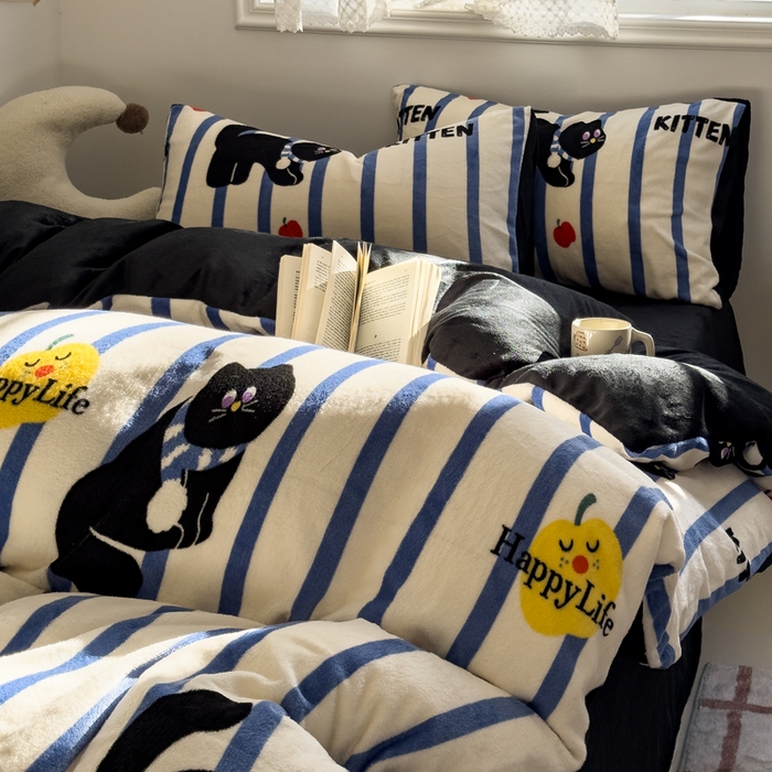 91家纺网 家纺一手货源 找家纺 小叮当家纺仓储工厂店 买家秀 爆款花型2025新款秋冬保暖高克重牛奶绒小清新印花四件套系列-风格一 蓝条猫