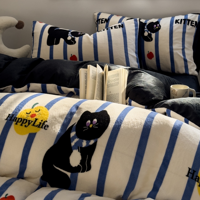 91家纺网 家纺一手货源 找家纺 小叮当家纺仓储工厂店 买家秀 爆款花型2025新款秋冬保暖高克重牛奶绒小清新印花四件套系列-风格一 蓝条猫