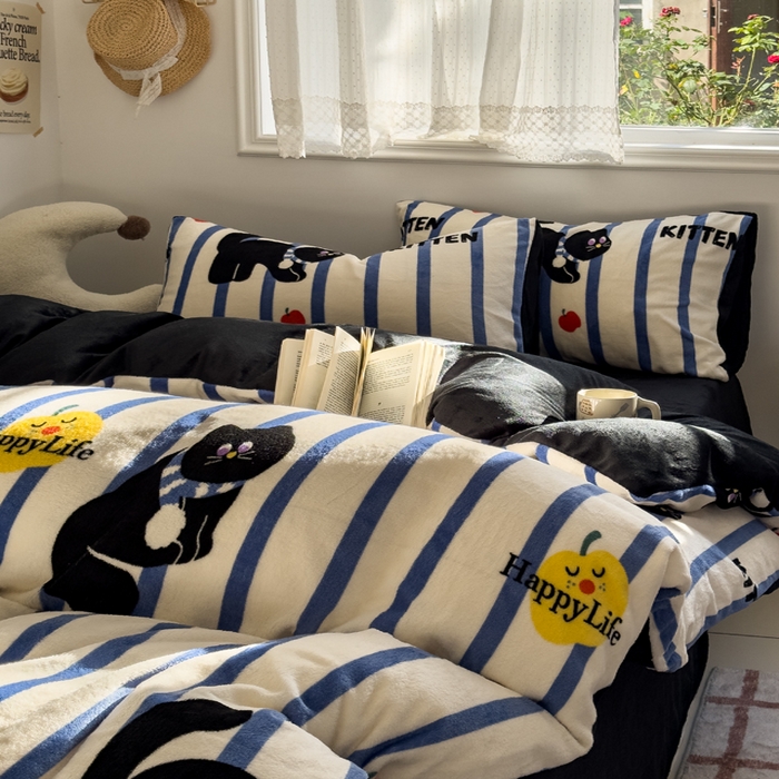 91家纺网 家纺一手货源 找家纺 小叮当家纺仓储工厂店 买家秀 爆款花型2025新款秋冬保暖高克重牛奶绒小清新印花四件套系列-风格一 蓝条猫