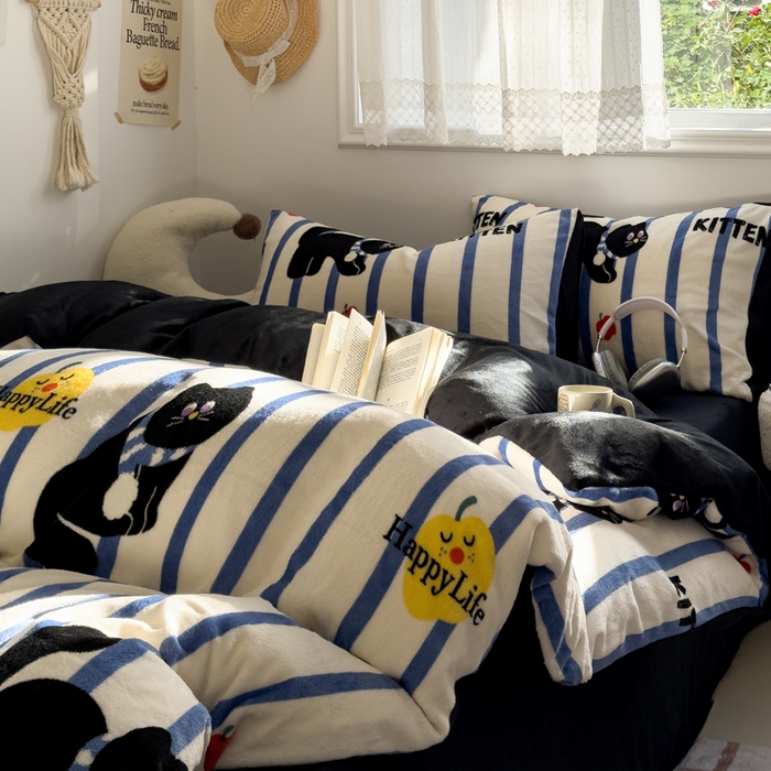 91家纺网 家纺一手货源 找家纺 小叮当家纺仓储工厂店 买家秀 爆款花型2025新款秋冬保暖高克重牛奶绒小清新印花四件套系列-风格一 蓝条猫