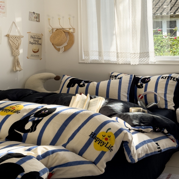 91家纺网 家纺一手货源 找家纺 小叮当家纺仓储工厂店 买家秀 爆款花型2025新款秋冬保暖高克重牛奶绒小清新印花四件套系列-风格一 蓝条猫