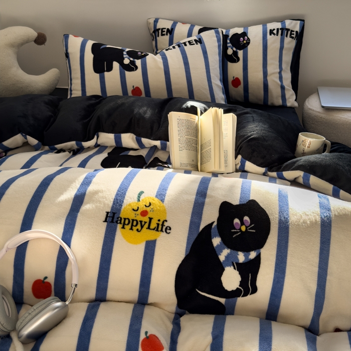 91家纺网 家纺一手货源 找家纺 小叮当家纺仓储工厂店 买家秀 爆款花型2025新款秋冬保暖高克重牛奶绒小清新印花四件套系列-风格一 蓝条猫