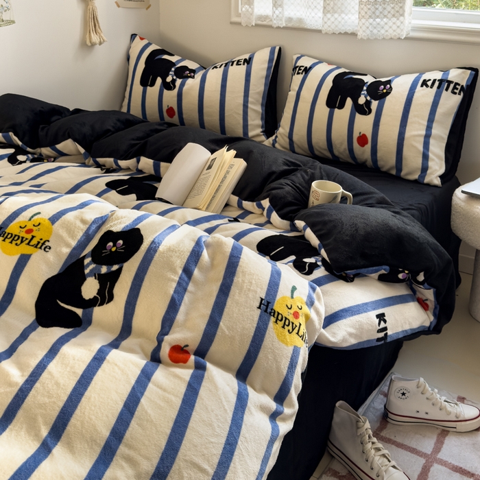 91家纺网 家纺一手货源 找家纺 小叮当家纺仓储工厂店 买家秀 爆款花型2025新款秋冬保暖高克重牛奶绒小清新印花四件套系列-风格一 蓝条猫