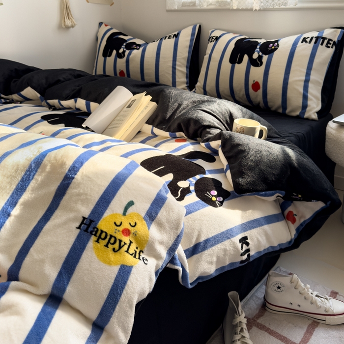 91家纺网 家纺一手货源 找家纺 小叮当家纺仓储工厂店 买家秀 爆款花型2025新款秋冬保暖高克重牛奶绒小清新印花四件套系列-风格一 蓝条猫