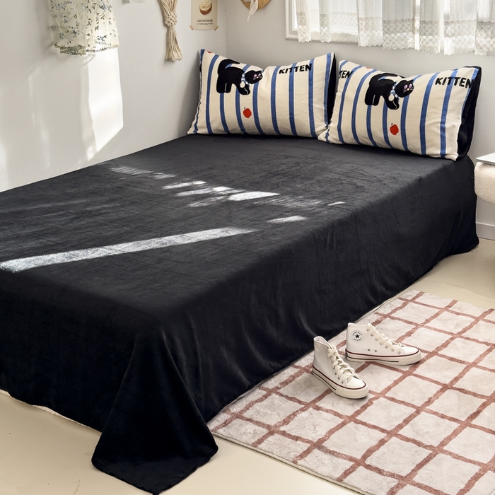 91家纺网 家纺一手货源 找家纺 小叮当家纺仓储工厂店 买家秀 爆款花型2025新款秋冬保暖高克重牛奶绒小清新印花四件套系列-风格一 蓝条猫