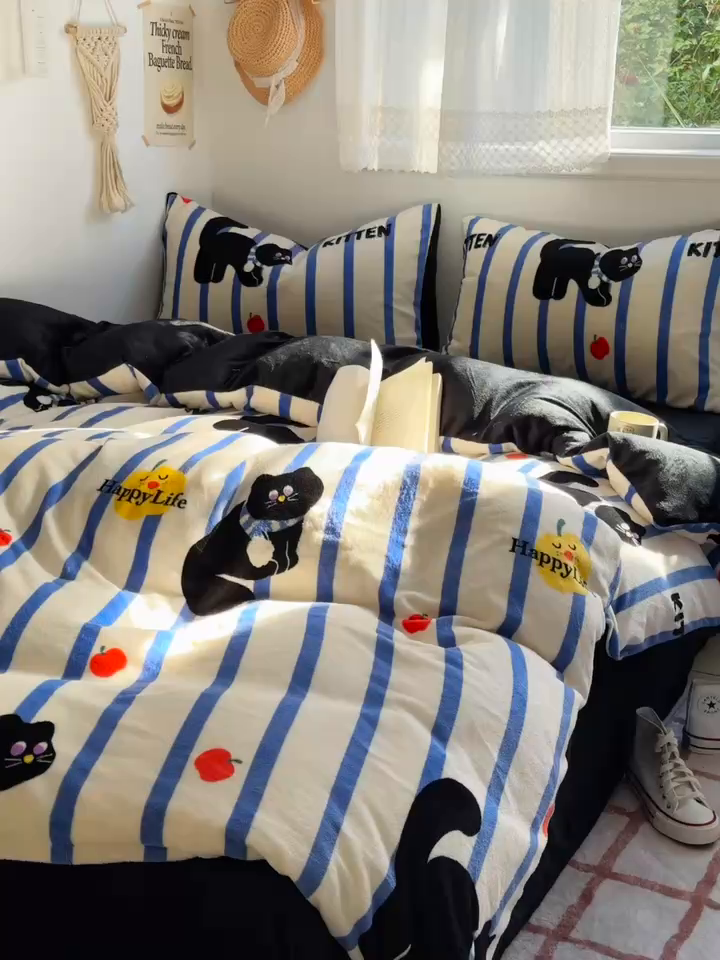 91家纺网 家纺一手货源 找家纺 小叮当家纺仓储工厂店 买家秀 爆款花型2025新款秋冬保暖高克重牛奶绒小清新印花四件套系列-风格一 蓝条猫