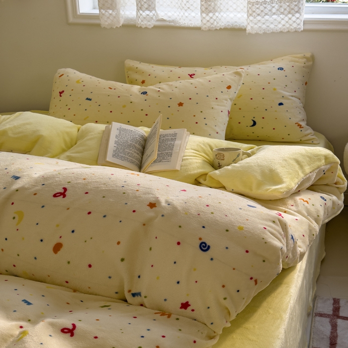 91家纺网 家纺一手货源 找家纺 小叮当家纺仓储工厂店 买家秀 爆款花型2025新款秋冬保暖高克重牛奶绒小清新印花四件套系列-风格一 浪漫星河