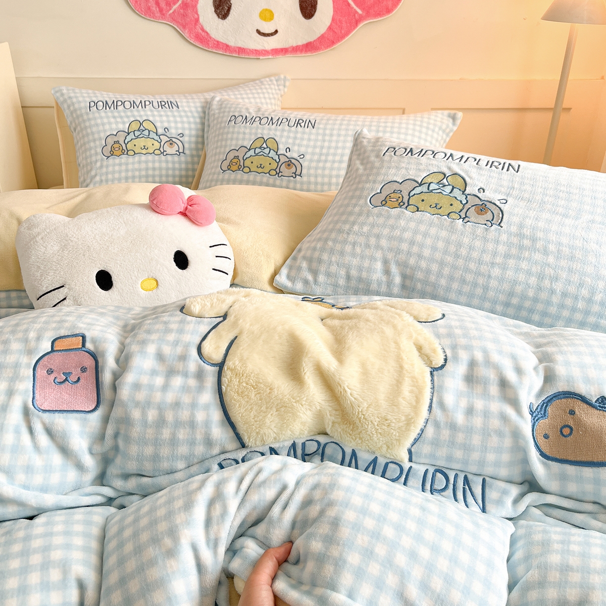 91家纺网 家纺一手货源 找家纺 （总）金爱家 2025新款A类三丽鸥授权Kitty兔毛贴布绣毛巾绣印加绣卡通少女加厚牛奶绒系列四件套