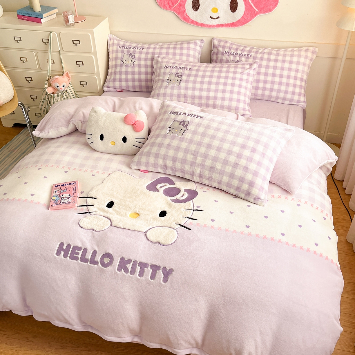 91家纺网 家纺一手货源 找家纺 金爱家 2025新款A类三丽鸥授权Kitty兔毛贴布绣毛巾绣印加绣卡通少女加厚牛奶绒系列四件套 绒贴布绣- 紫格爱心KT