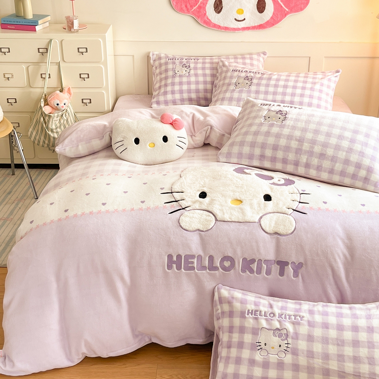 91家纺网 家纺一手货源 找家纺 金爱家 2025新款A类三丽鸥授权Kitty兔毛贴布绣毛巾绣印加绣卡通少女加厚牛奶绒系列四件套 绒贴布绣- 紫格爱心KT