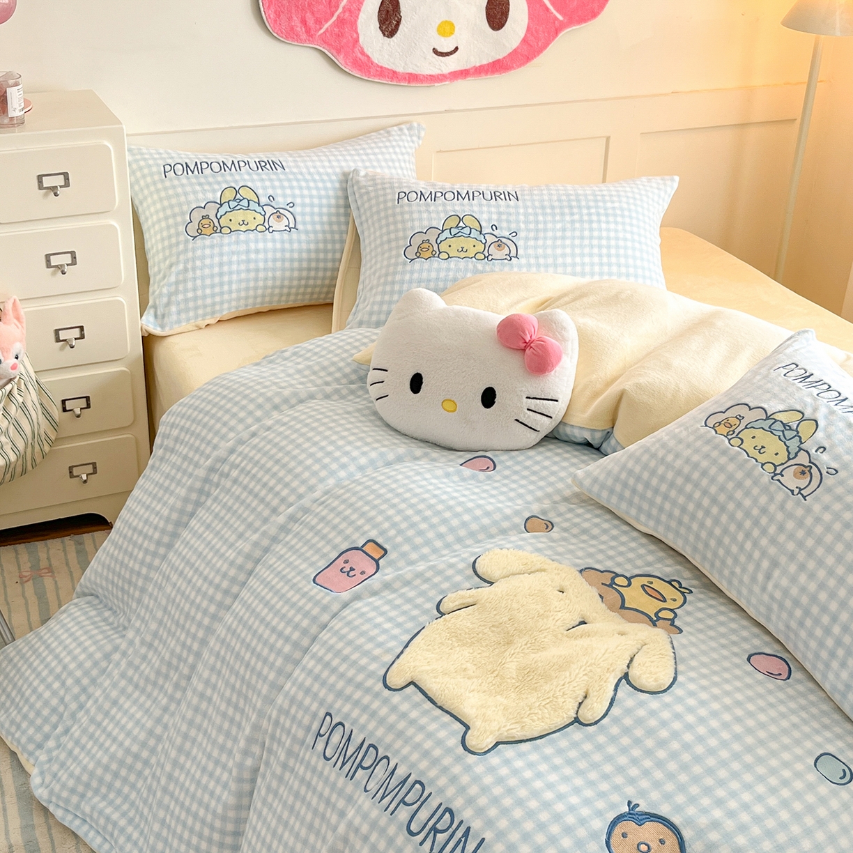 91家纺网 家纺一手货源 找家纺 （总）金爱家 2025新款A类三丽鸥授权Kitty兔毛贴布绣毛巾绣印加绣卡通少女加厚牛奶绒系列四件套