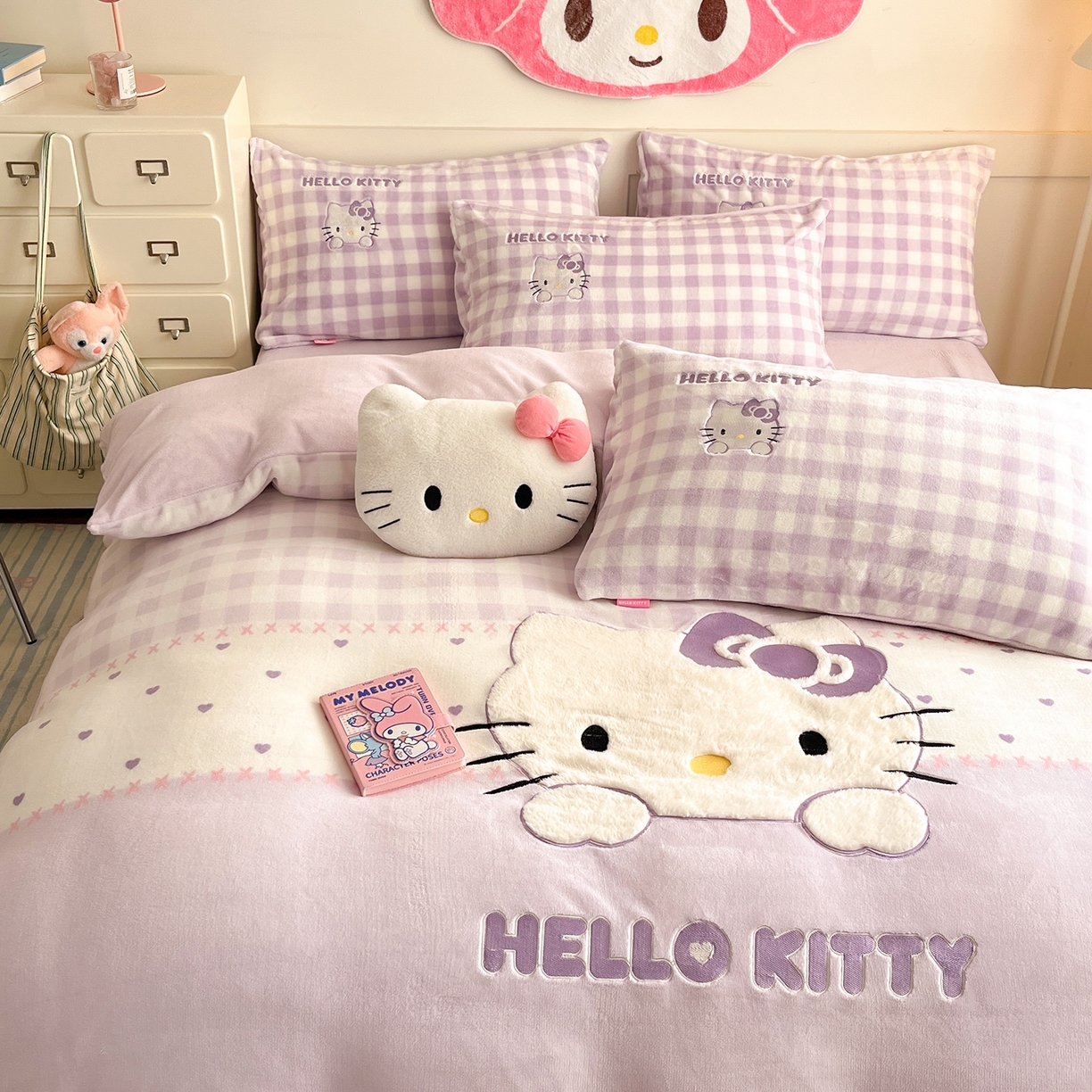 91家纺网 家纺一手货源 找家纺 金爱家 2025新款A类三丽鸥授权Kitty兔毛贴布绣毛巾绣印加绣卡通少女加厚牛奶绒系列四件套 绒贴布绣- 紫格爱心KT