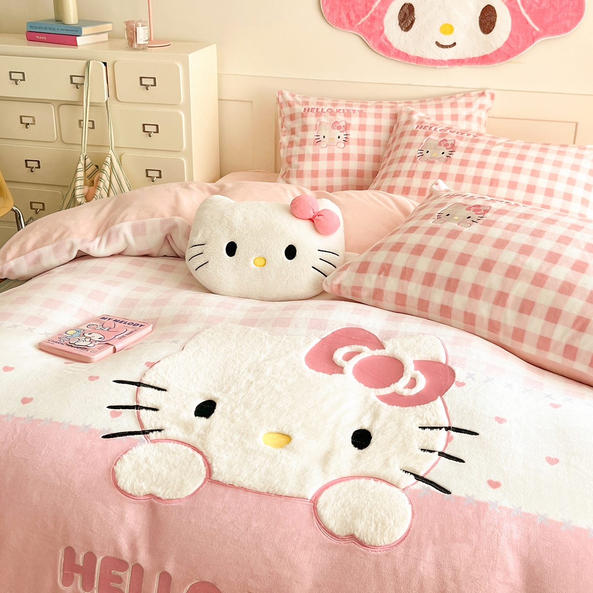 91家纺网 家纺一手货源 找家纺 金爱家 2025新款A类三丽鸥授权Kitty兔毛贴布绣毛巾绣印加绣卡通少女加厚牛奶绒系列四件套 绒贴布绣-粉格爱心KT