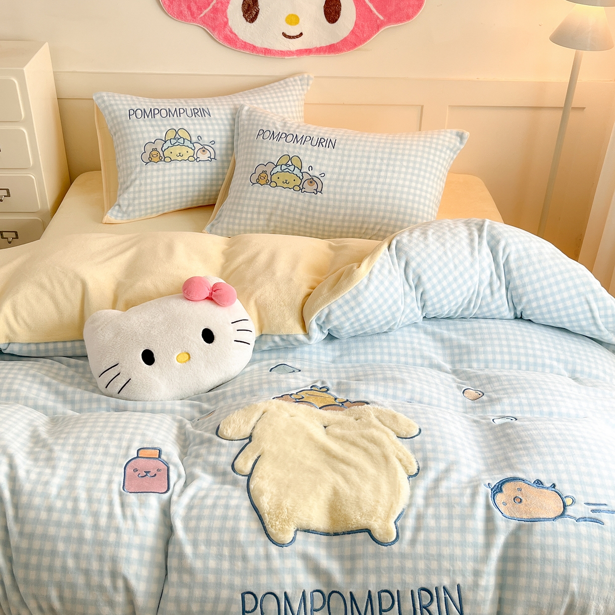 91家纺网 家纺一手货源 找家纺 金爱家 2025新款A类三丽鸥授权Kitty兔毛贴布绣毛巾绣印加绣卡通少女加厚牛奶绒系列四件套 绒贴布绣- 蓝格布丁狗