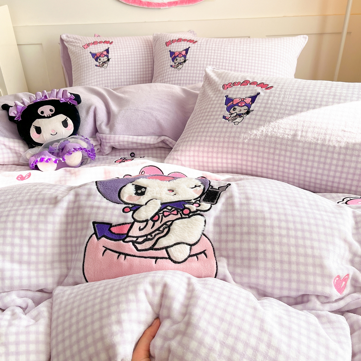 91家纺网 家纺一手货源 找家纺 金爱家 2025新款A类三丽鸥授权Kitty兔毛贴布绣毛巾绣印加绣卡通少女加厚牛奶绒系列四件套 绒贴布绣-少女库洛米