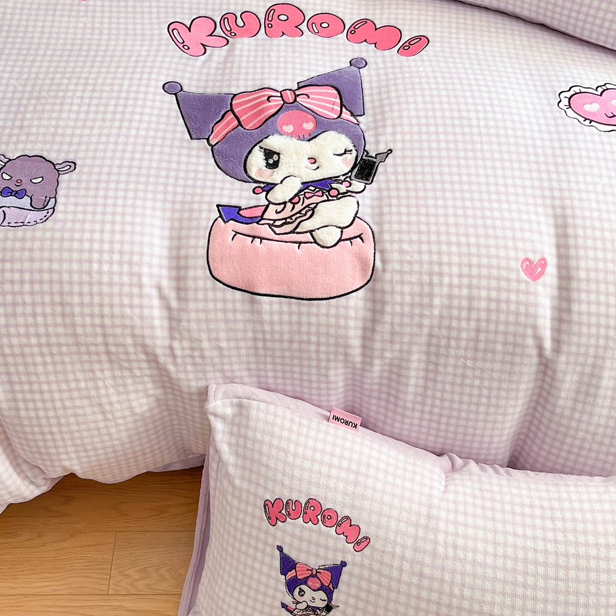 91家纺网 家纺一手货源 找家纺 金爱家 2025新款A类三丽鸥授权Kitty兔毛贴布绣毛巾绣印加绣卡通少女加厚牛奶绒系列四件套 绒贴布绣-少女库洛米