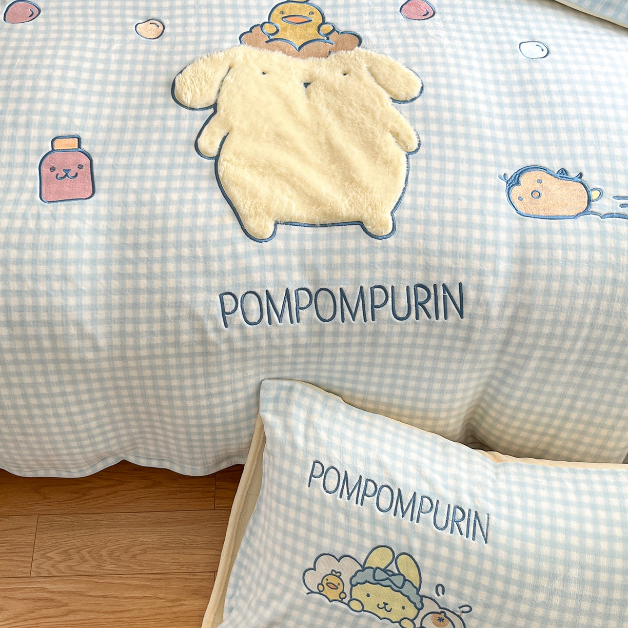 91家纺网 家纺一手货源 找家纺 金爱家 2025新款A类三丽鸥授权Kitty兔毛贴布绣毛巾绣印加绣卡通少女加厚牛奶绒系列四件套 绒贴布绣- 蓝格布丁狗