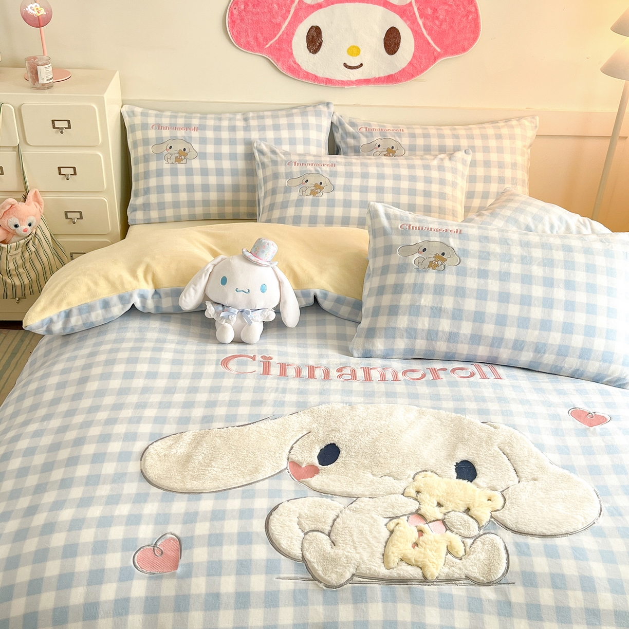 91家纺网 家纺一手货源 找家纺 金爱家 2025新款A类三丽鸥授权Kitty兔毛贴布绣毛巾绣印加绣卡通少女加厚牛奶绒系列四件套 绒贴布绣-爱心玉桂狗