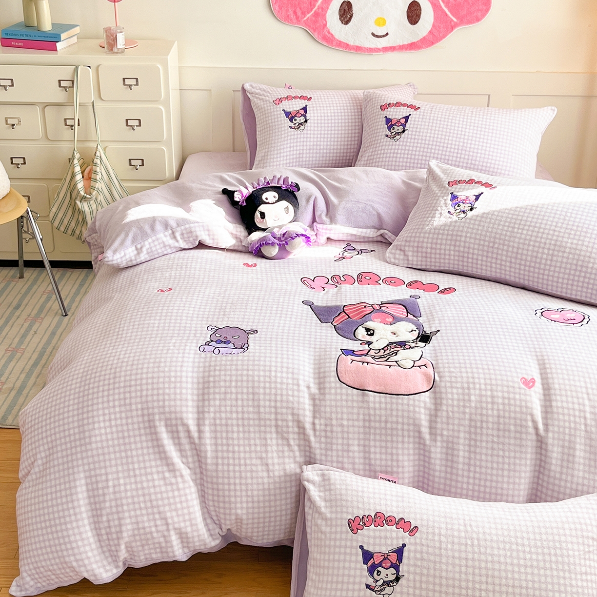 91家纺网 家纺一手货源 找家纺 金爱家 2025新款A类三丽鸥授权Kitty兔毛贴布绣毛巾绣印加绣卡通少女加厚牛奶绒系列四件套 绒贴布绣-少女库洛米