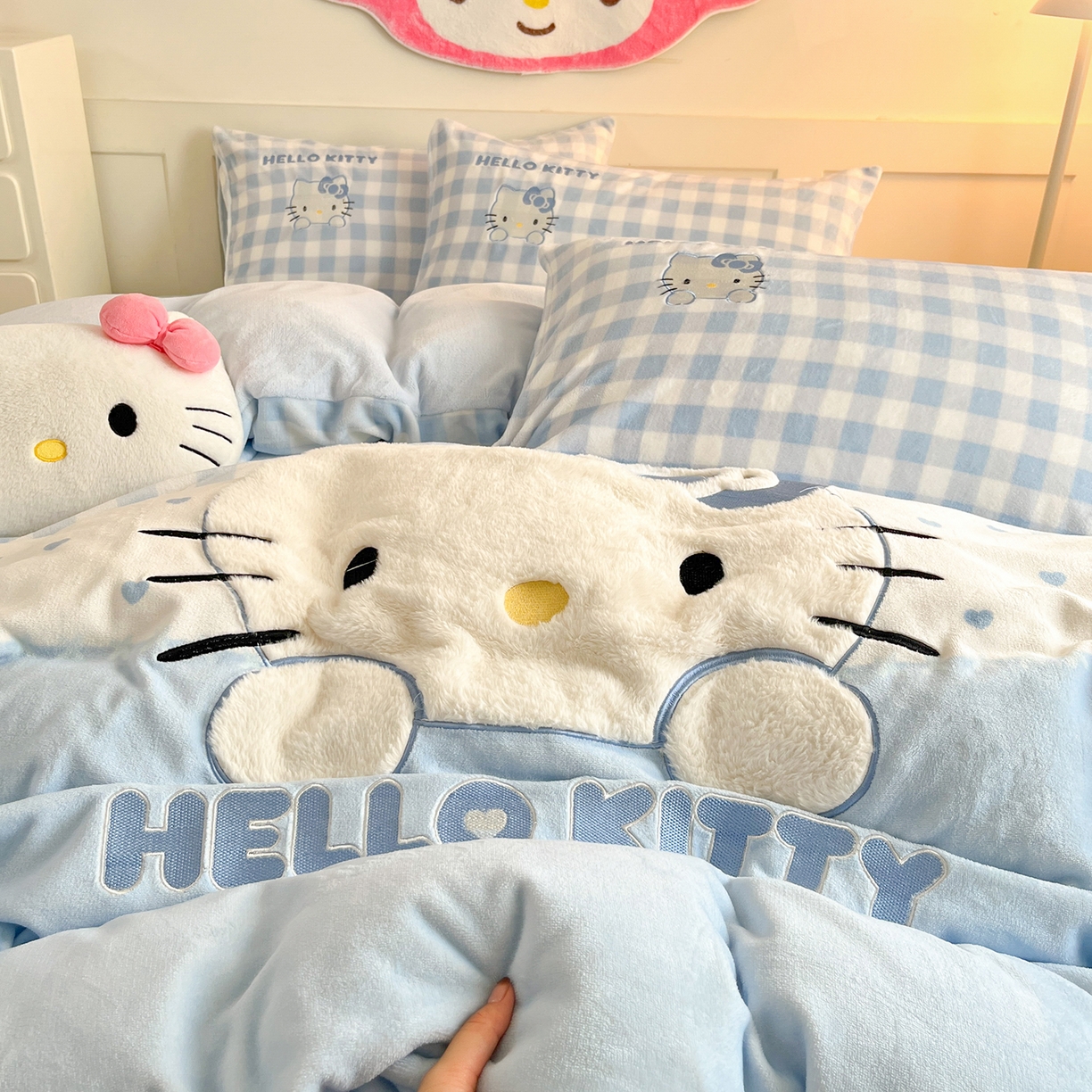 91家纺网 家纺一手货源 找家纺 金爱家 2025新款A类三丽鸥授权Kitty兔毛贴布绣毛巾绣印加绣卡通少女加厚牛奶绒系列四件套 绒贴布绣-蓝格爱心KT