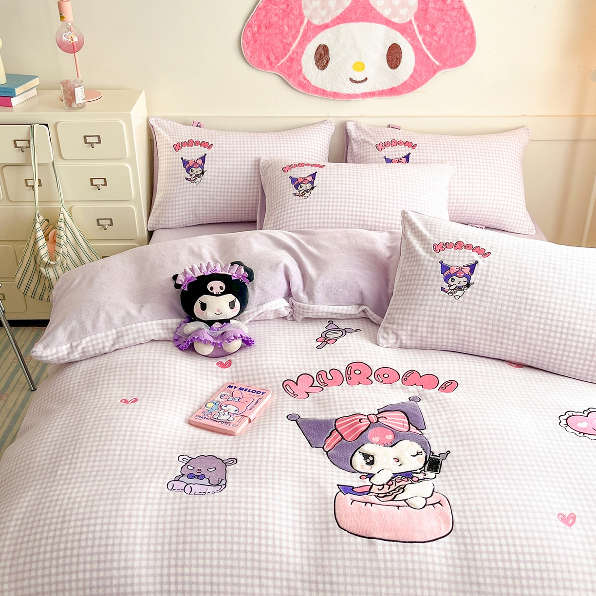 91家纺网 家纺一手货源 找家纺 金爱家 2025新款A类三丽鸥授权Kitty兔毛贴布绣毛巾绣印加绣卡通少女加厚牛奶绒系列四件套 绒贴布绣-少女库洛米