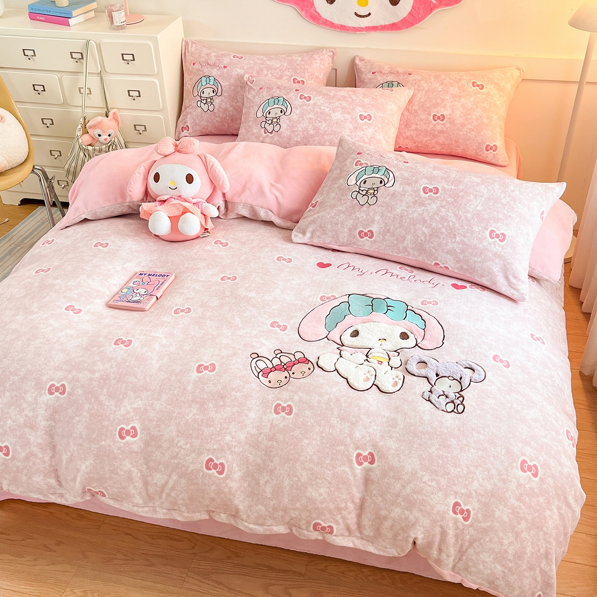 91家纺网 家纺一手货源 找家纺 金爱家 2025新款A类三丽鸥授权Kitty兔毛贴布绣毛巾绣印加绣卡通少女加厚牛奶绒系列四件套 绒贴布绣-蝴蝶结美乐蒂