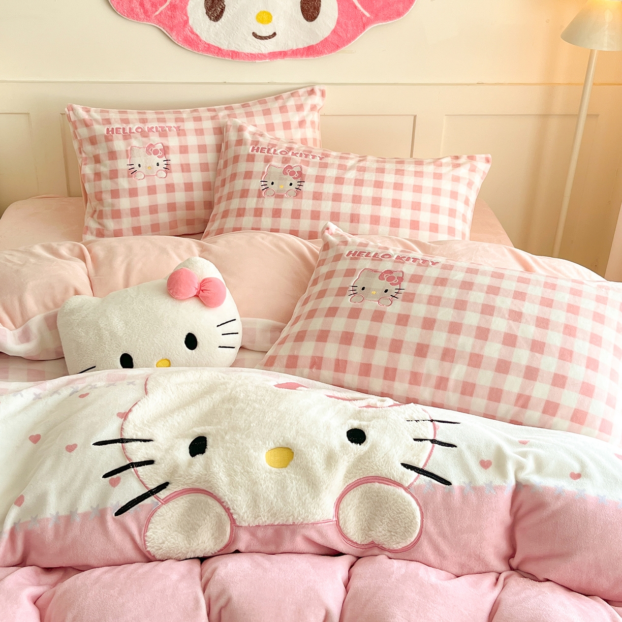 91家纺网 家纺一手货源 找家纺 金爱家 2025新款A类三丽鸥授权Kitty兔毛贴布绣毛巾绣印加绣卡通少女加厚牛奶绒系列四件套 绒贴布绣-粉格爱心KT