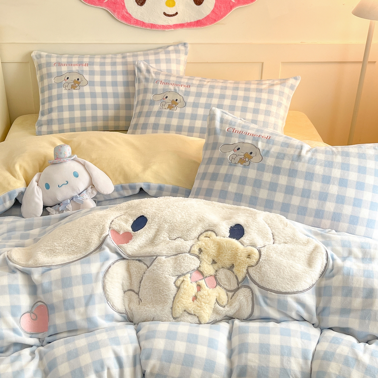 91家纺网 家纺一手货源 找家纺 金爱家 2025新款A类三丽鸥授权Kitty兔毛贴布绣毛巾绣印加绣卡通少女加厚牛奶绒系列四件套 绒贴布绣-爱心玉桂狗