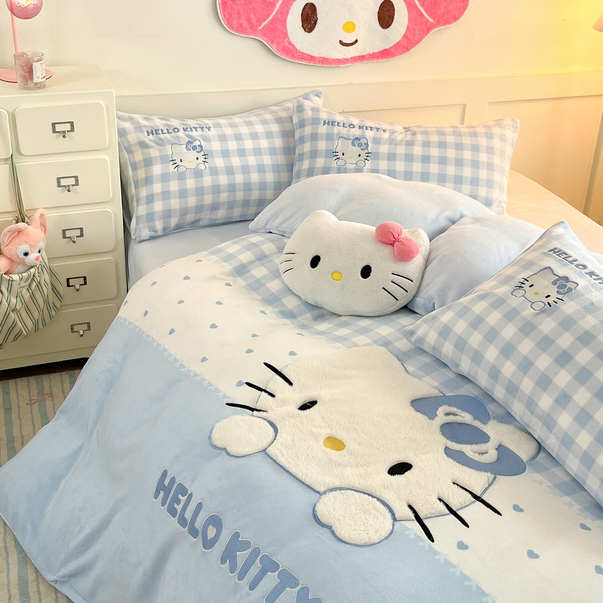 91家纺网 家纺一手货源 找家纺 金爱家 2025新款A类三丽鸥授权Kitty兔毛贴布绣毛巾绣印加绣卡通少女加厚牛奶绒系列四件套 绒贴布绣-蓝格爱心KT