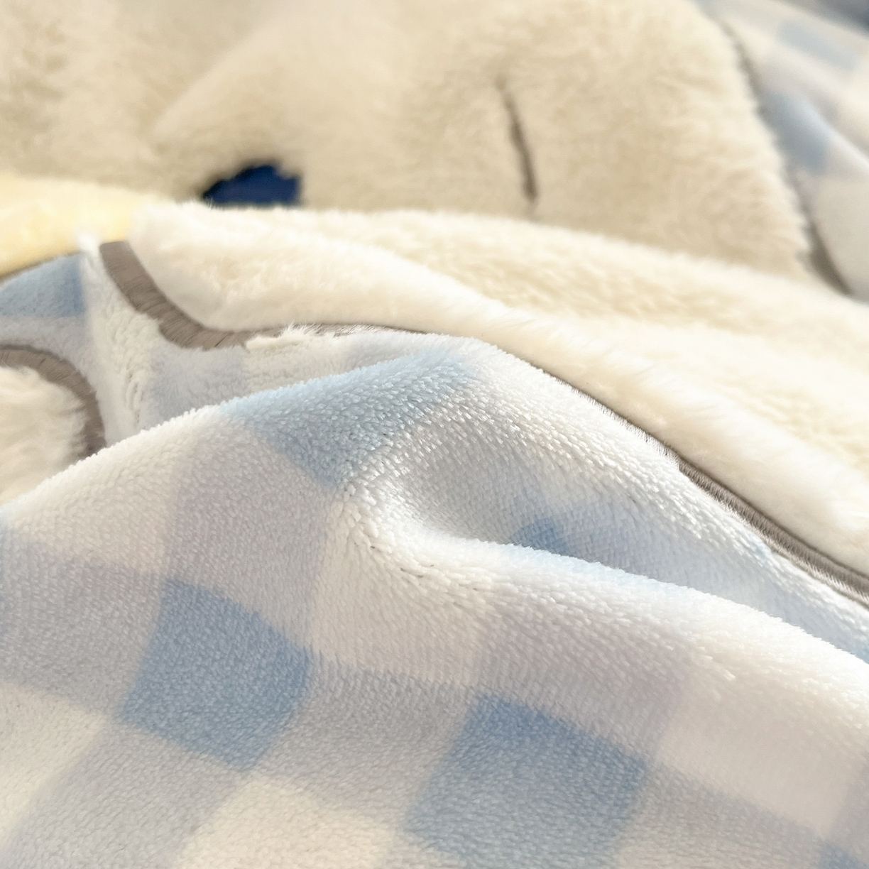 91家纺网 家纺一手货源 找家纺 金爱家 2025新款A类三丽鸥授权Kitty兔毛贴布绣毛巾绣印加绣卡通少女加厚牛奶绒系列四件套 绒贴布绣-爱心玉桂狗