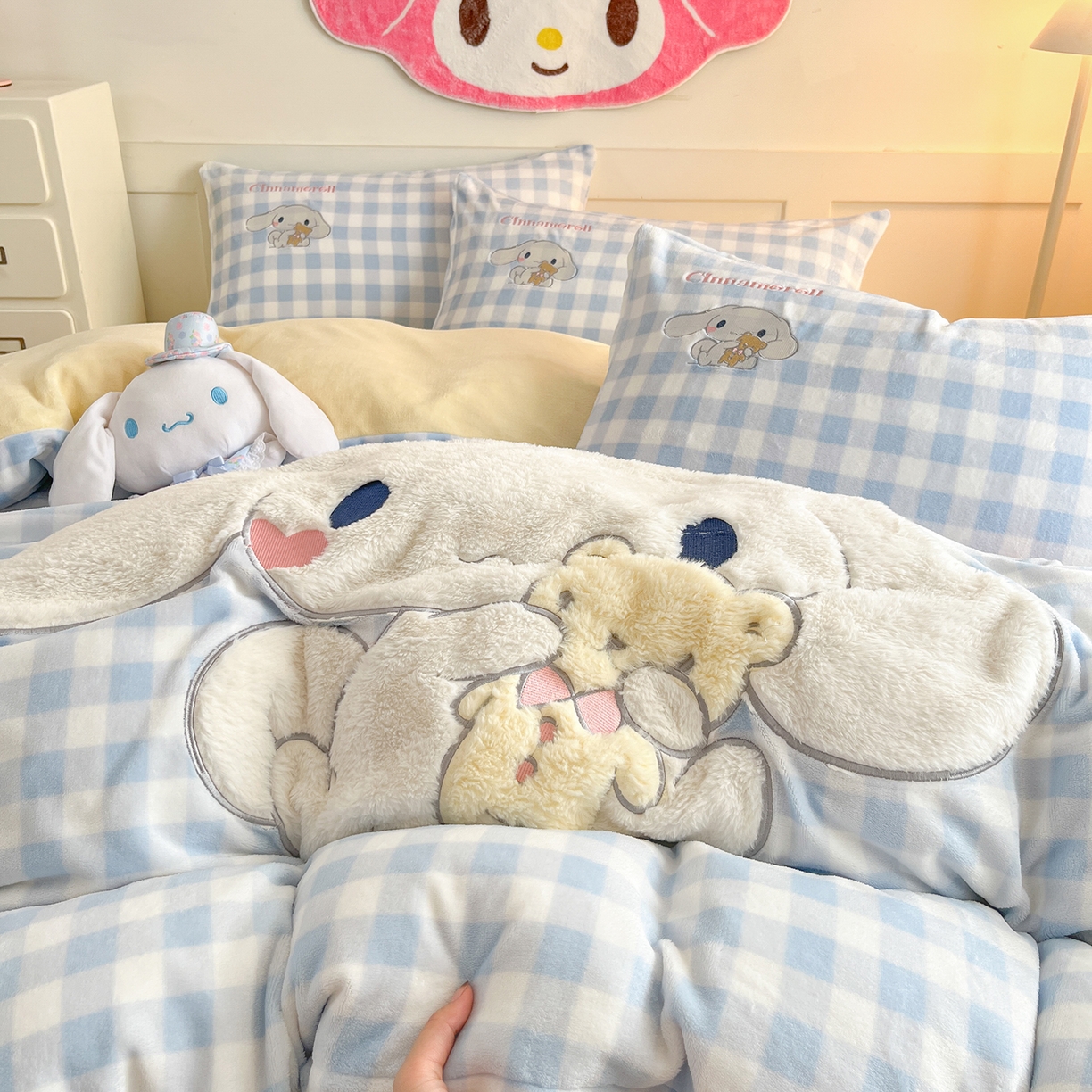 91家纺网 家纺一手货源 找家纺 金爱家 2025新款A类三丽鸥授权Kitty兔毛贴布绣毛巾绣印加绣卡通少女加厚牛奶绒系列四件套 绒贴布绣-爱心玉桂狗