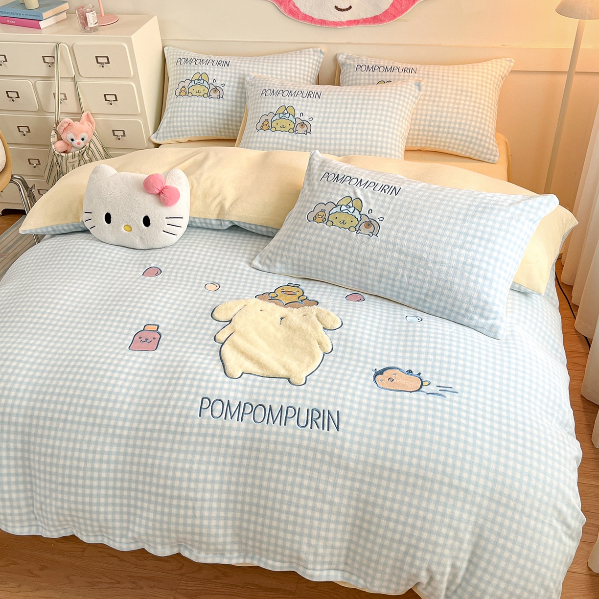 91家纺网 家纺一手货源 找家纺 金爱家 2025新款A类三丽鸥授权Kitty兔毛贴布绣毛巾绣印加绣卡通少女加厚牛奶绒系列四件套 绒贴布绣- 蓝格布丁狗