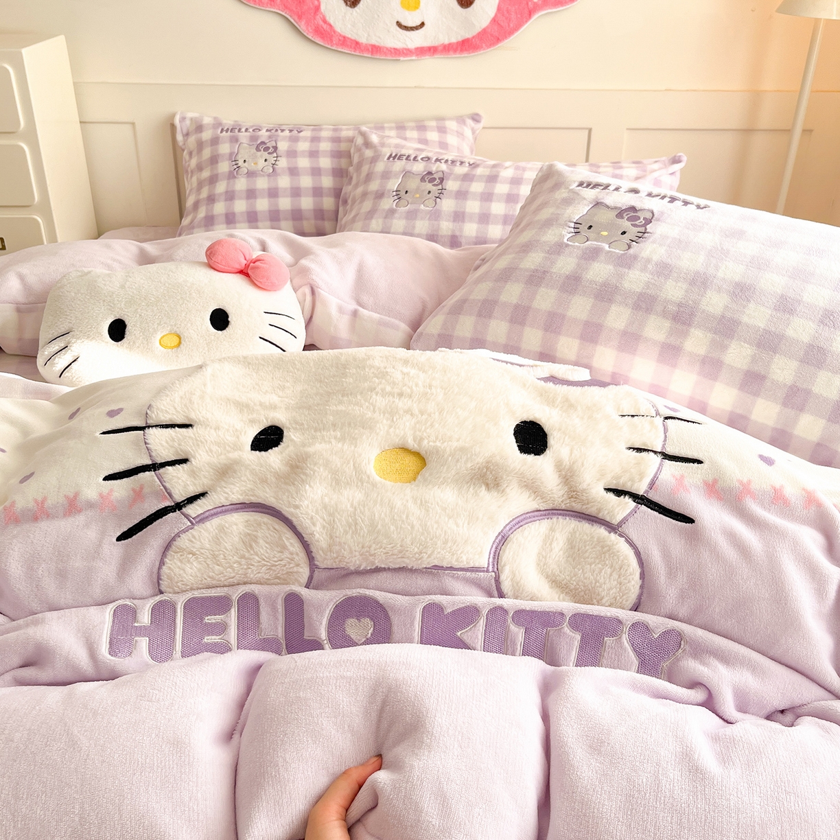 91家纺网 家纺一手货源 找家纺 金爱家 2025新款A类三丽鸥授权Kitty兔毛贴布绣毛巾绣印加绣卡通少女加厚牛奶绒系列四件套 绒贴布绣- 紫格爱心KT