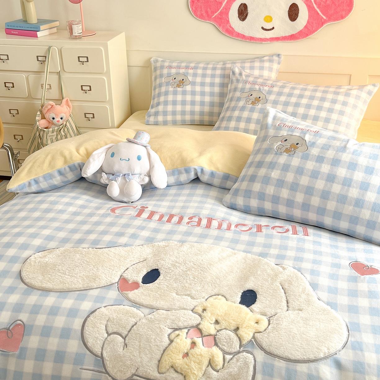 91家纺网 家纺一手货源 找家纺 金爱家 2025新款A类三丽鸥授权Kitty兔毛贴布绣毛巾绣印加绣卡通少女加厚牛奶绒系列四件套 绒贴布绣-爱心玉桂狗