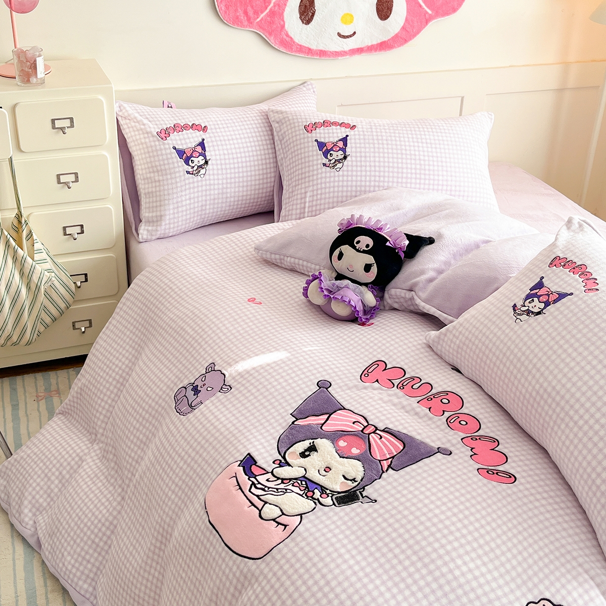 91家纺网 家纺一手货源 找家纺 金爱家 2025新款A类三丽鸥授权Kitty兔毛贴布绣毛巾绣印加绣卡通少女加厚牛奶绒系列四件套 绒贴布绣-少女库洛米